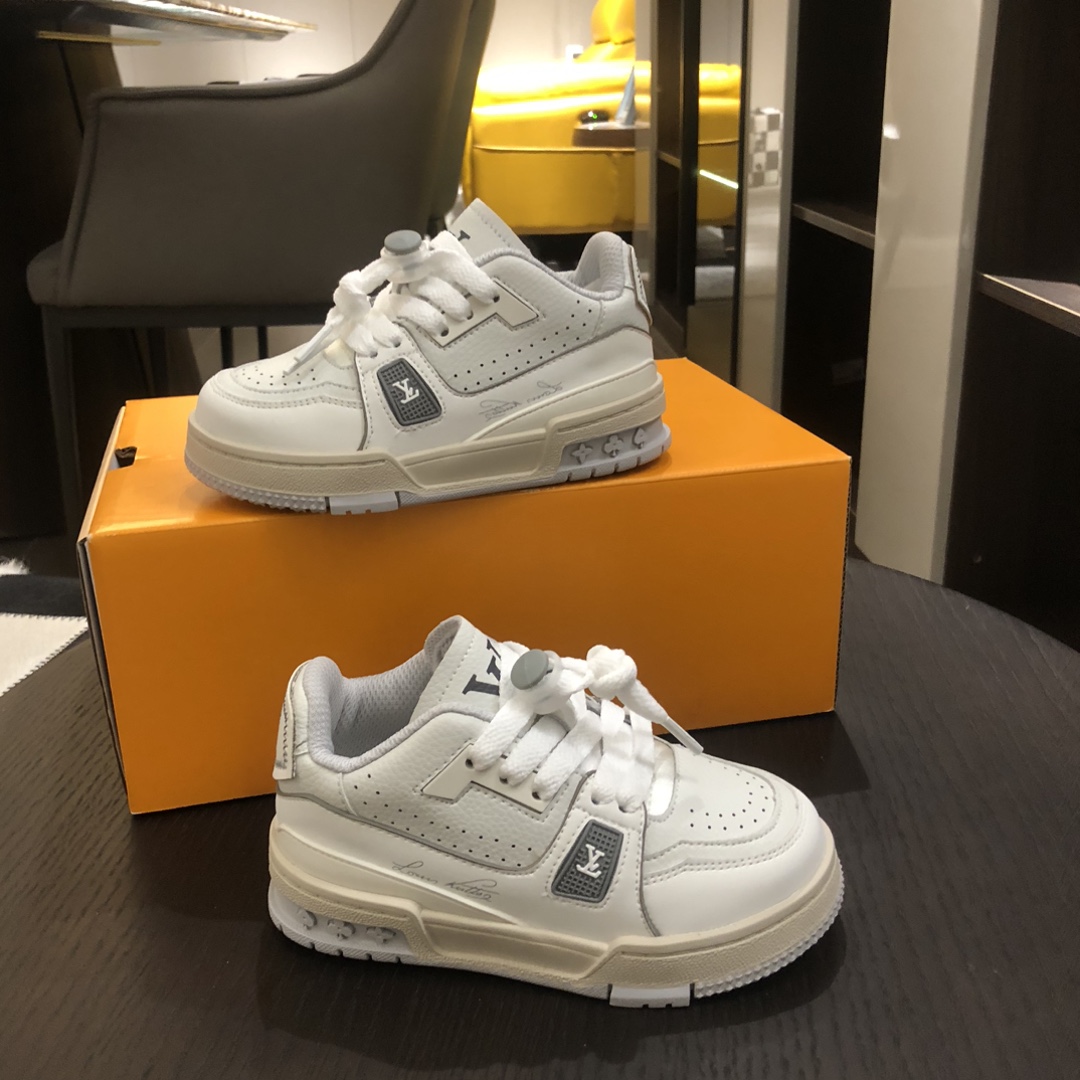 Children's shoes child